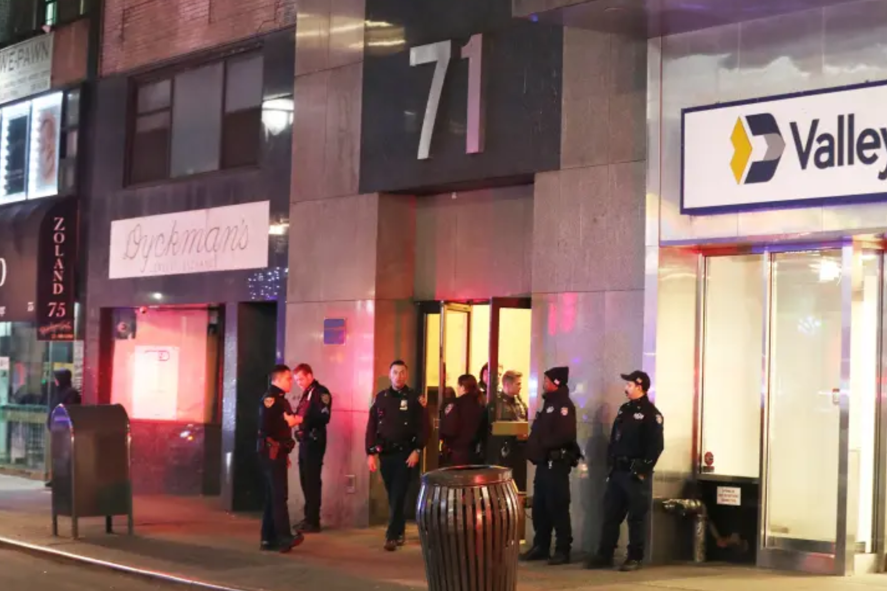 Armed Robbers Steal $72K In Jewelry Outside Diamond District Store In NYC