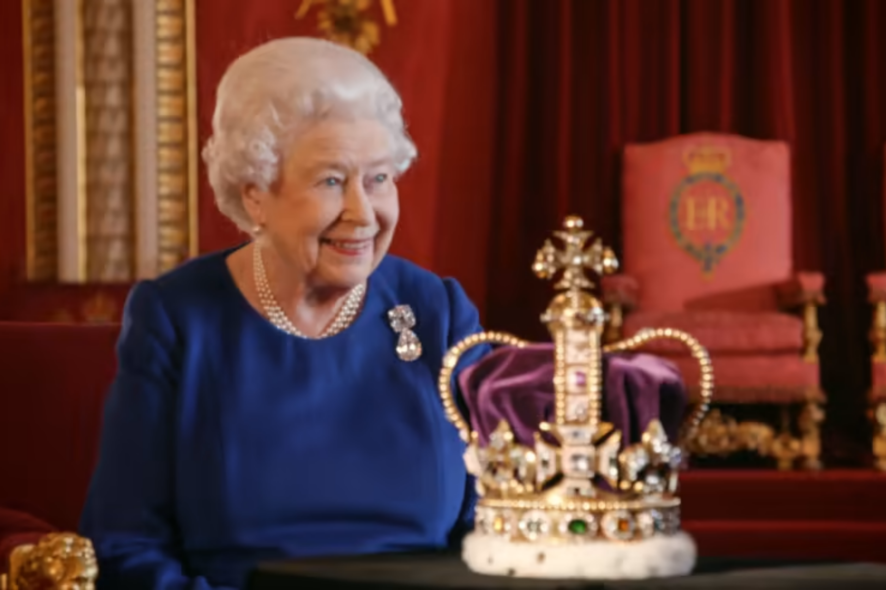 Queen Elizabeth II spoke with the historical crown Imperial State Crown