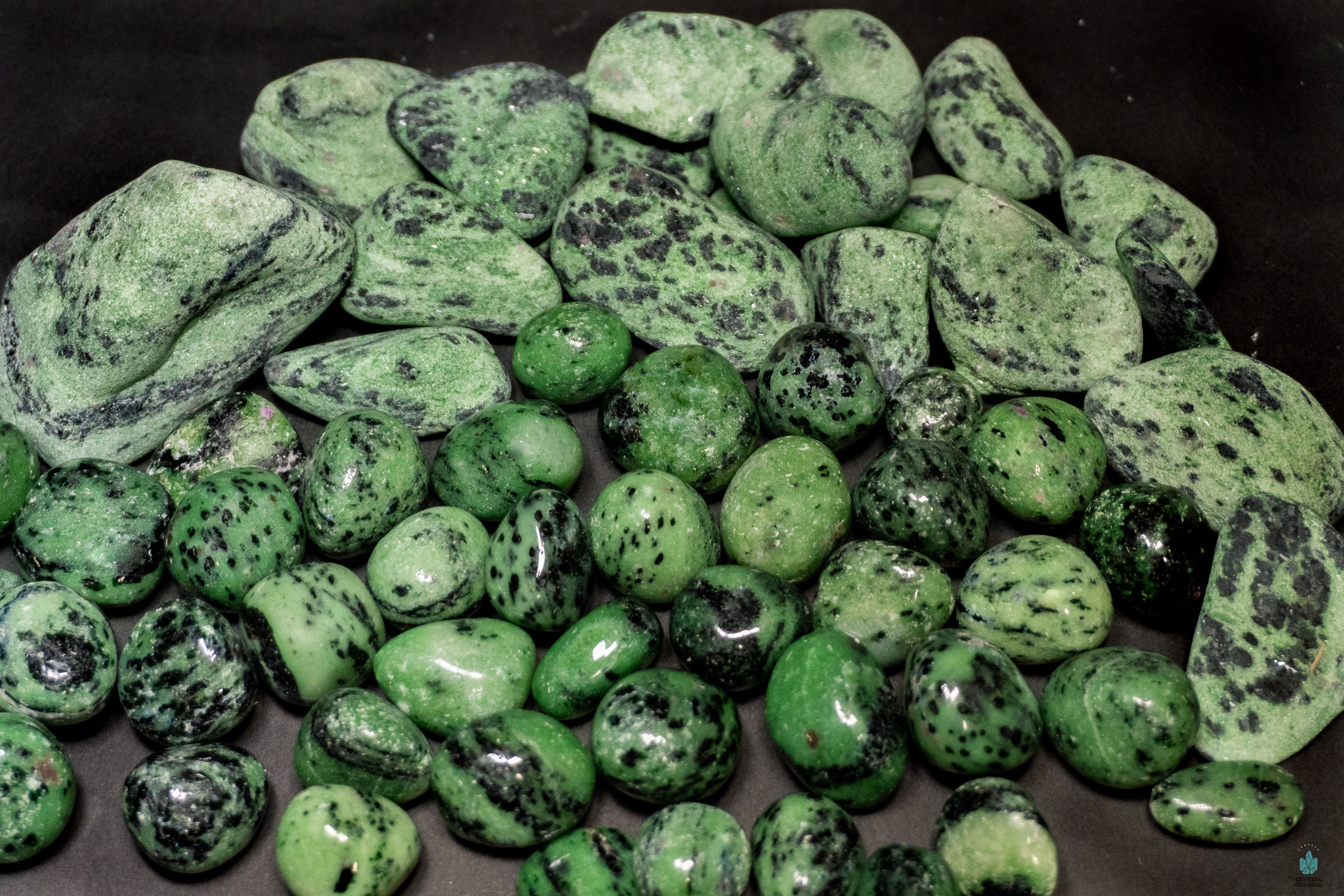 Different shapes and sizes of Zoisite stones