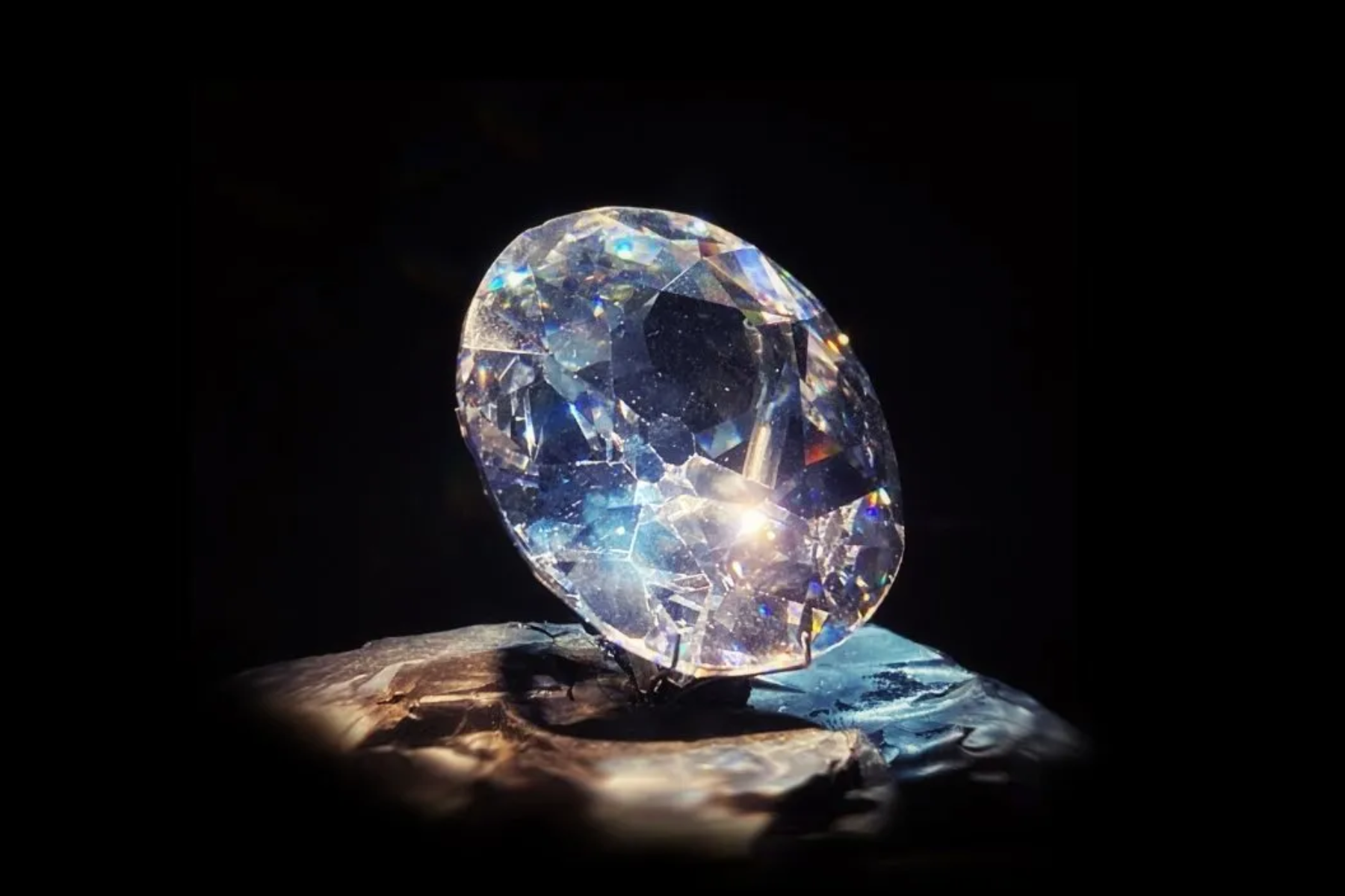 The large Koh-i-Noor diamond on a dark background