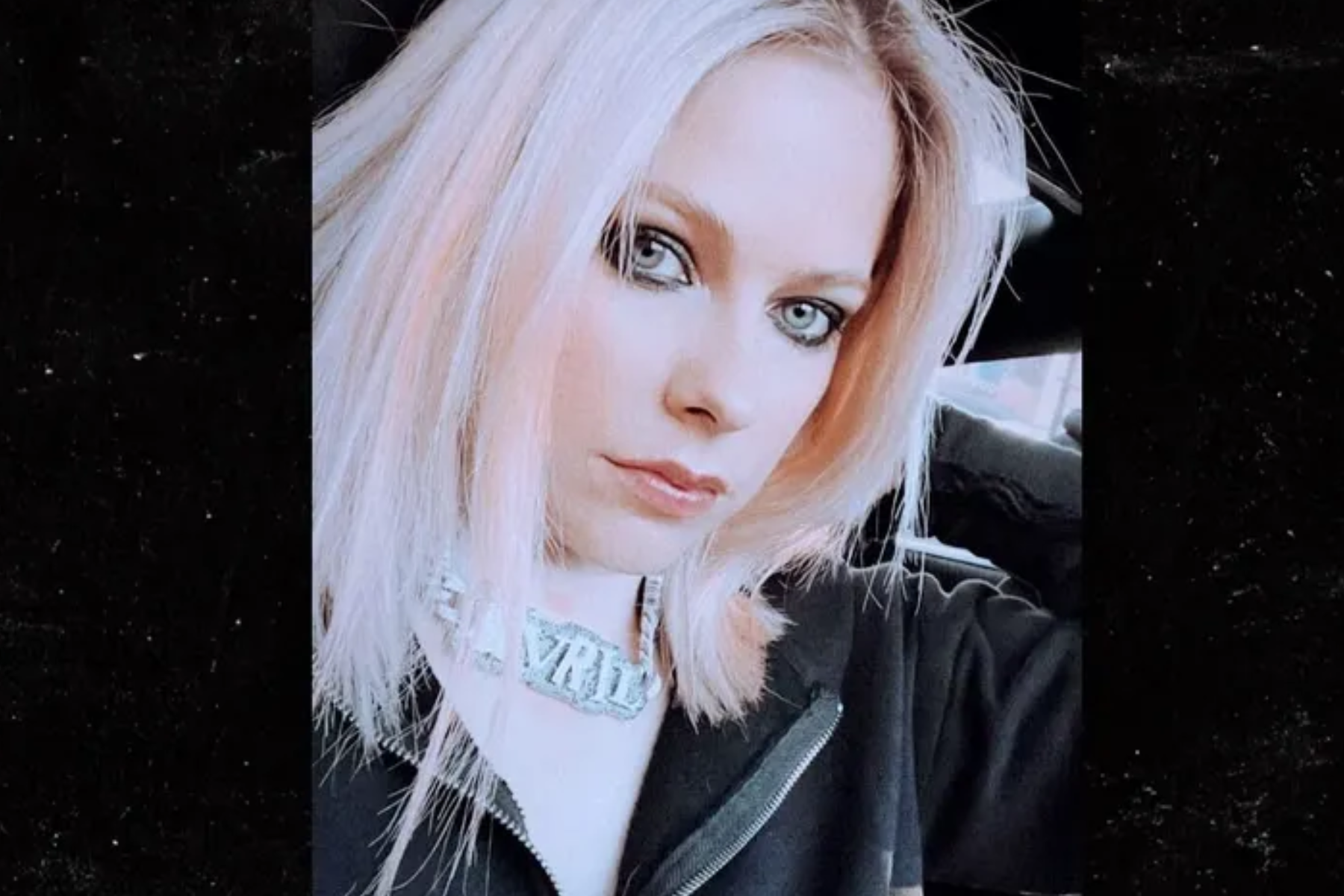 Avril's-new-necklace-on-instagram-and-in-la