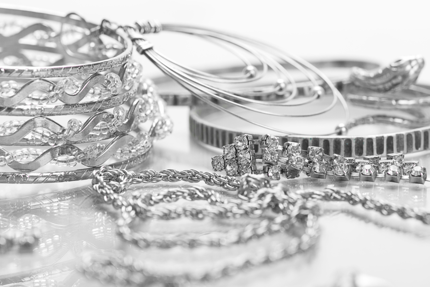 Many types of silver jewelry