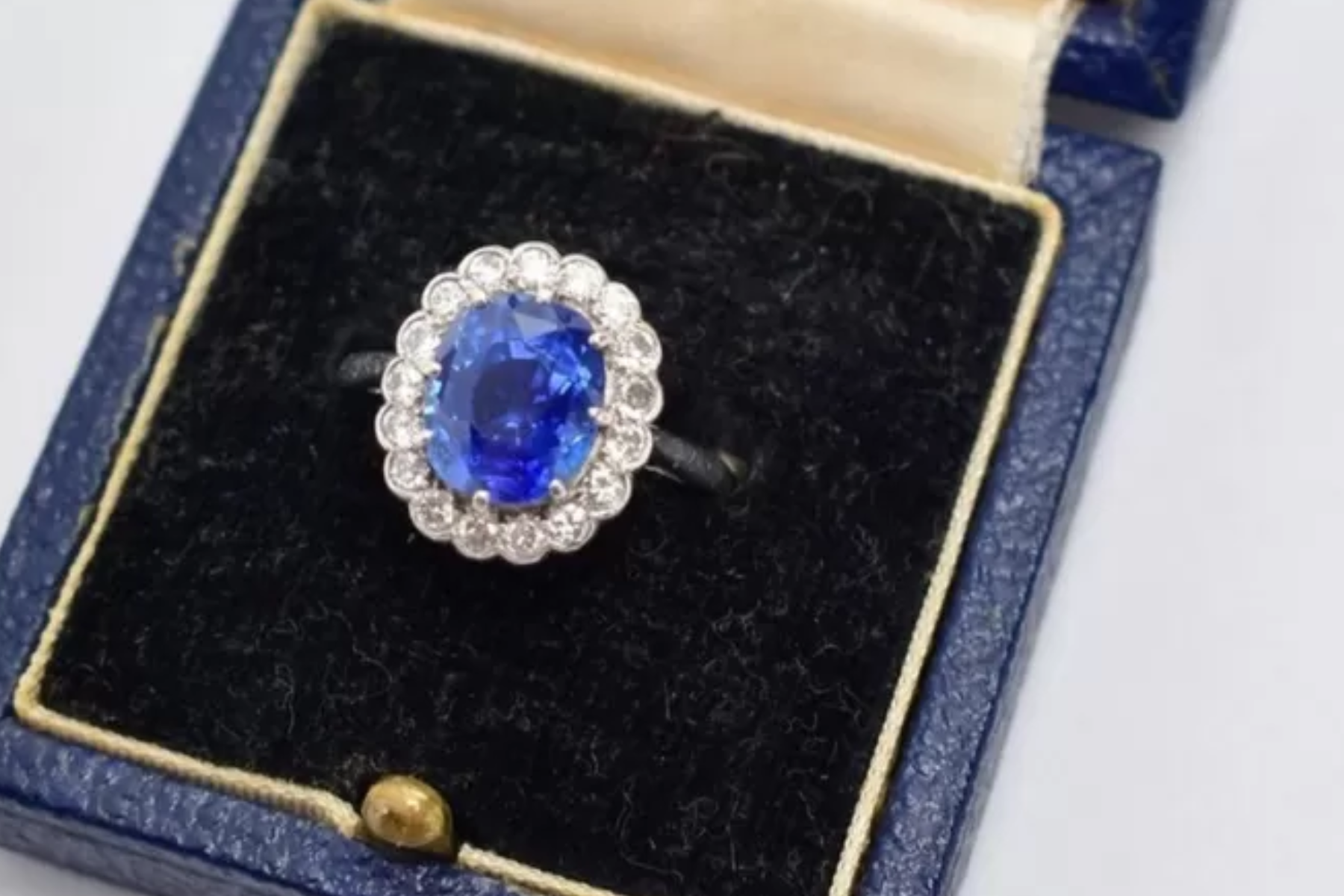 'Hidden Treasure' Sapphire Ring Sells For £11k