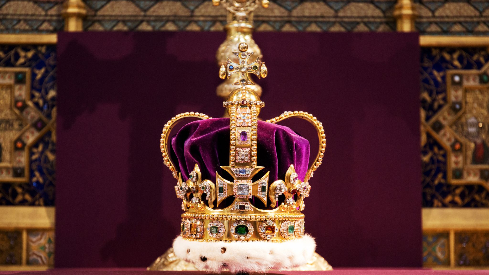 The st edward crown used in the coronation