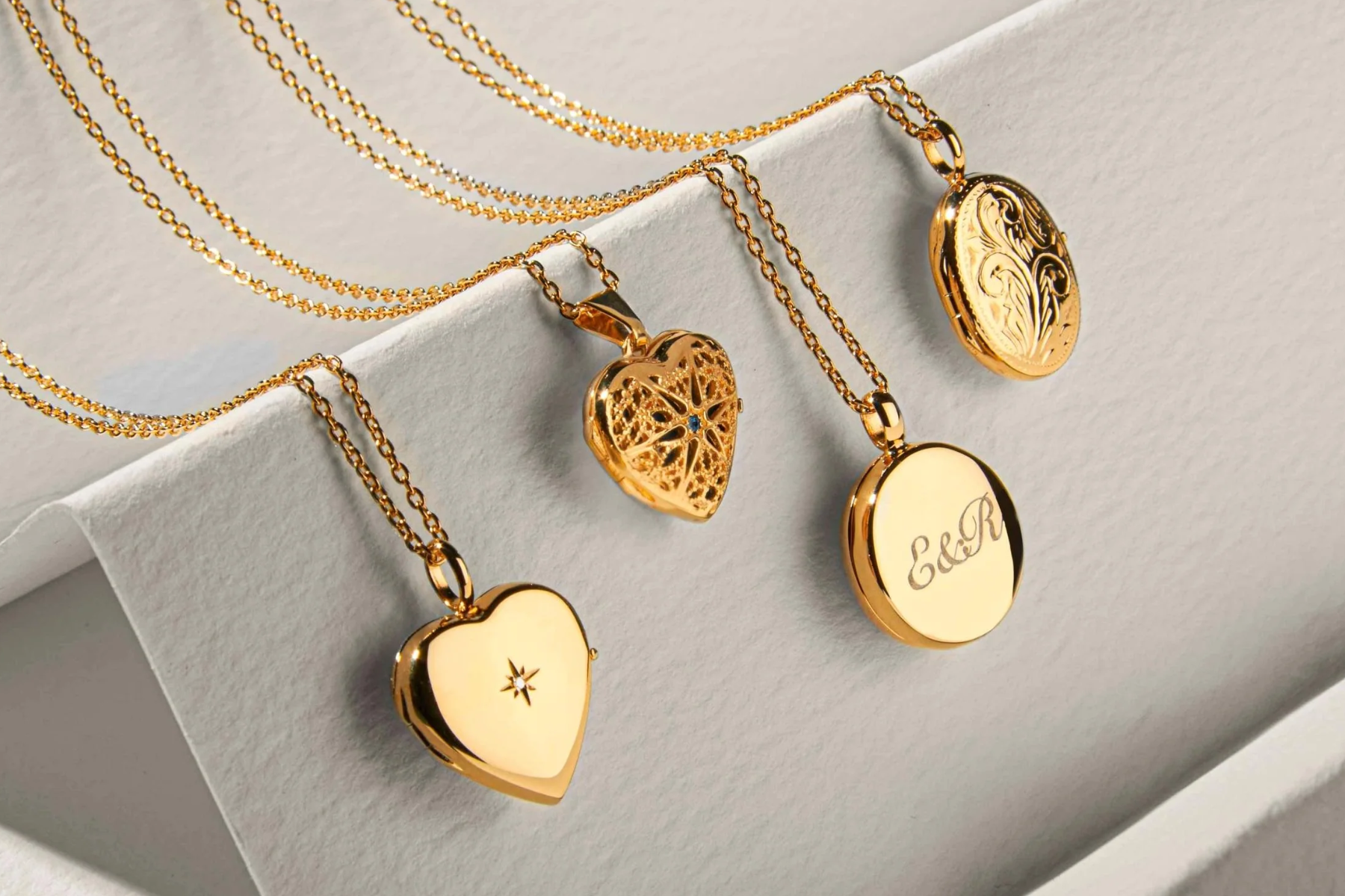Four lockets made of gold