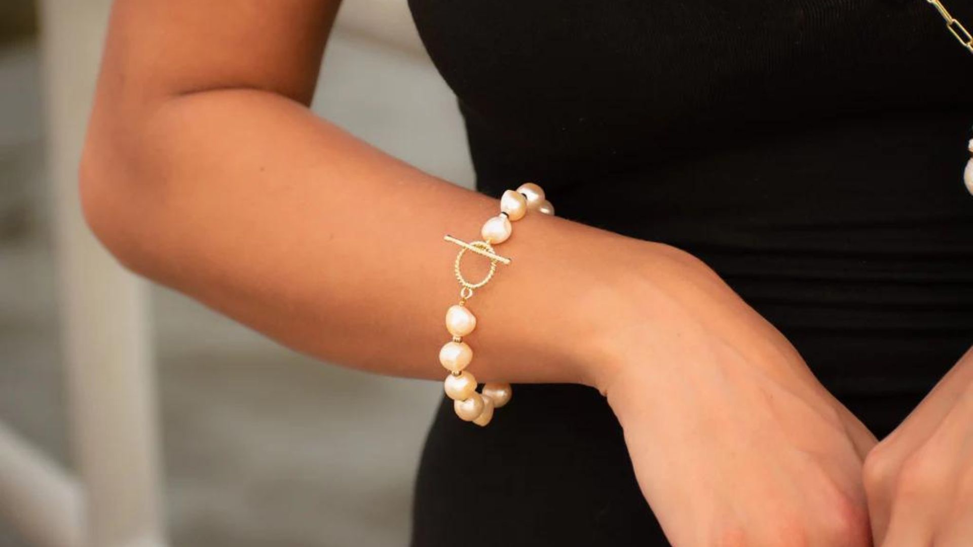 Pearl Bracelet With Golden Thin Clasp