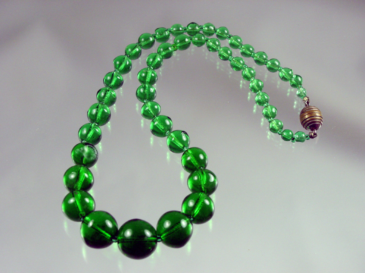 Art Deco Green Glass Bead Necklace