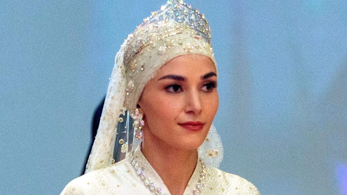 Anisha Rosnah wearing white dress and tiara