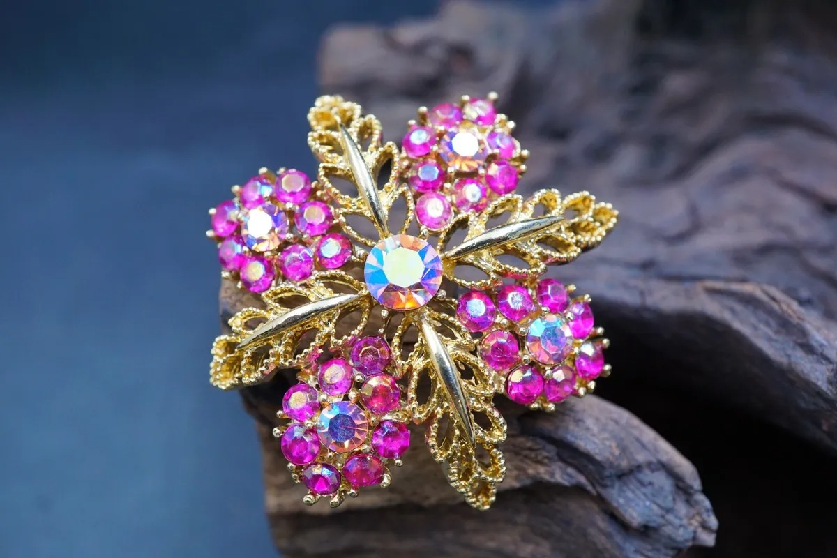 Vintage Pink Rhinestone Gold Tone Filigree Flower Pin Brooch