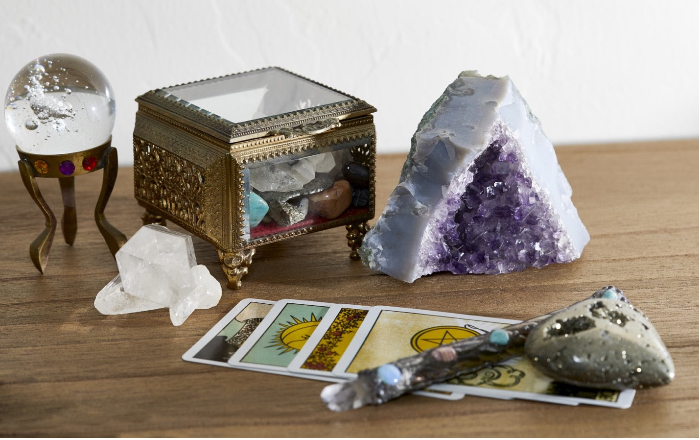 Best Ways To Use Tarot And Crystals Together